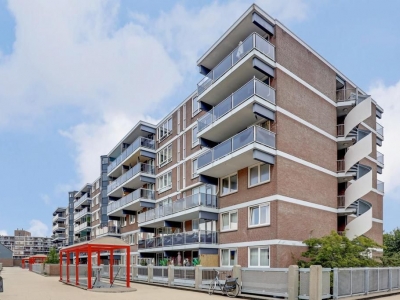 Gemeubileerd 3-KAMER APPARTEMENT met royaal en zonnig balkon! Huurprijs: € 1475,- p/m in Haarlem