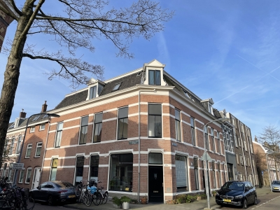 Ruim 2 tot 3 KAMER APPARTEMENT met schitterend uitzicht over de Brouwersvaart! Huurprijs: € 1250,- p/m in Haarlem
